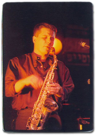 Arik in concert